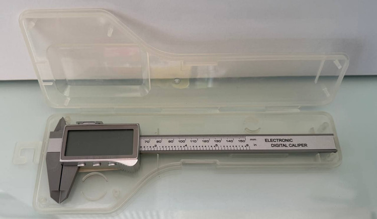 خرید کولیس دیجیتال 15 سانتی متر کائوچو حروف درشت