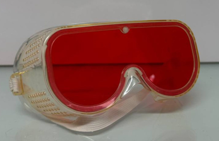 عینک محافظ چشم مخصوص لیزر