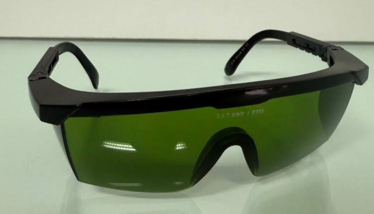 خرید عینک محافظ چشم مخصوص لیزر