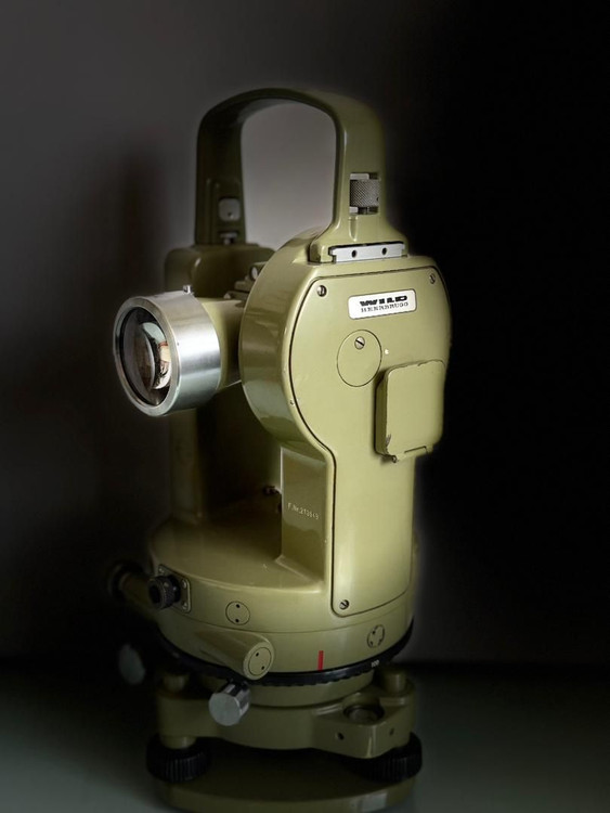 تئودولیت مکانیکی WILD مدل T1