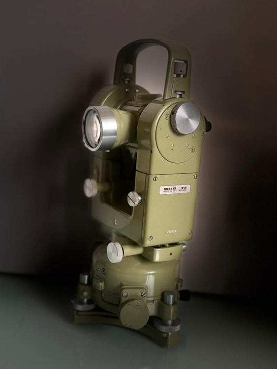 خرید تئودولیت مکانیکی WILD مدل T2 با ضمانت اصل بودن