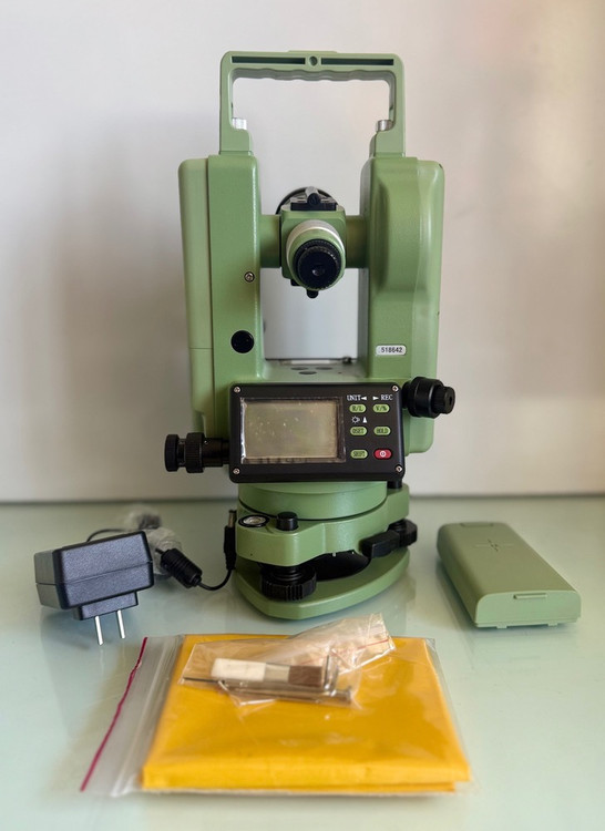 خرید تئودولیت دیجیتال فویف سری DT205 D با متعلقات جانبی داخل جعبه