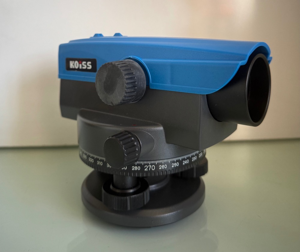 ترازیاب KOISS KA-32B به همراه سه‌پایه استاندارد