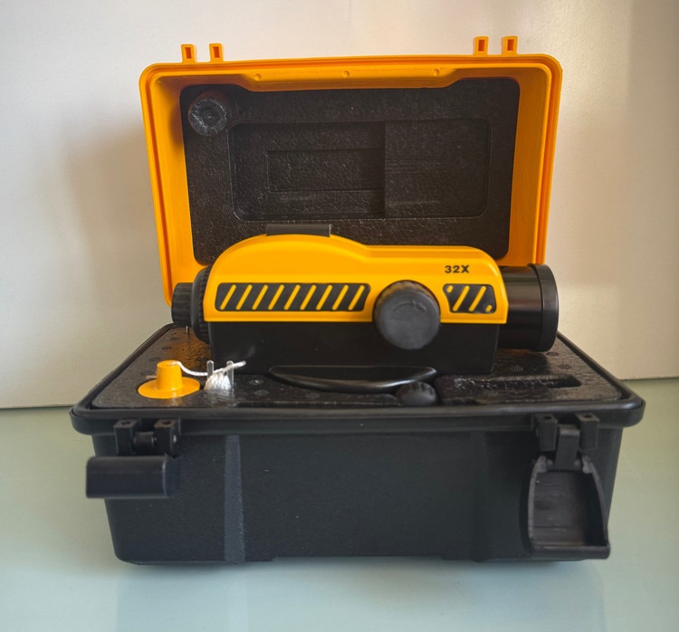 نمای روبروی دوربین ترازیاب CST BERGER 32X با بزرگنمایی 32 برابر