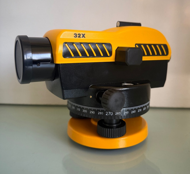 کارگر ساختمانی در حال تنظیم ترازیاب CST BERGER