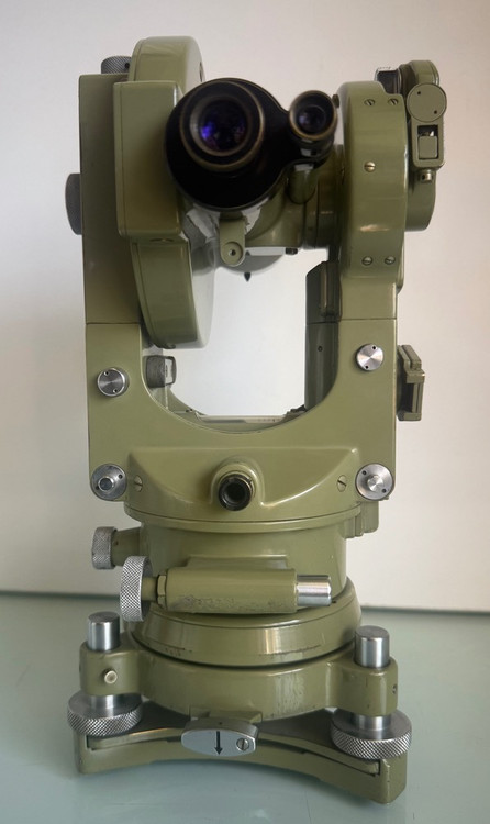 خرید تئودولیت مکانیکی ویلد مدل RDS با جعبه ی حمل