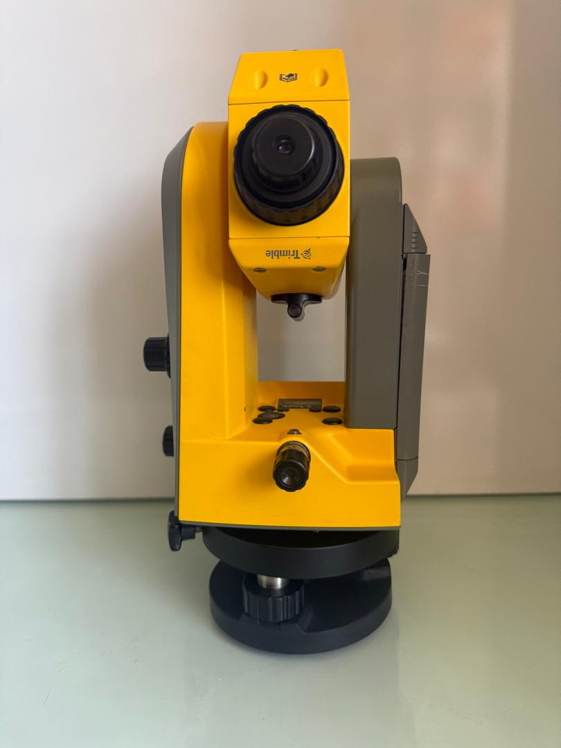 خرید توتال استیشن تریمبل DR 3305 دقت 5 ثانیه یک طرف کیبرد و لیزر 80 متری