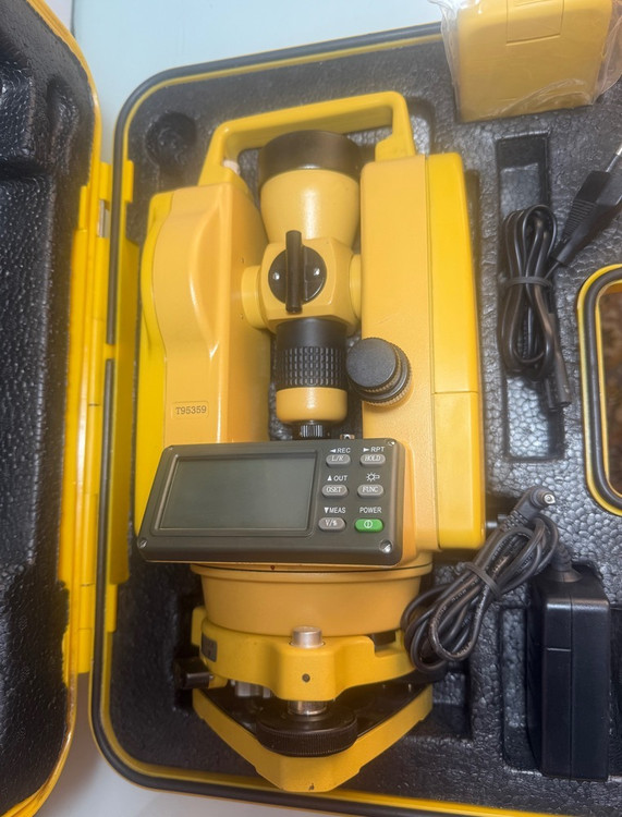 خرید تئودولیت دیجیتال سوث مدل ET - 05 با متعلقات جانبی