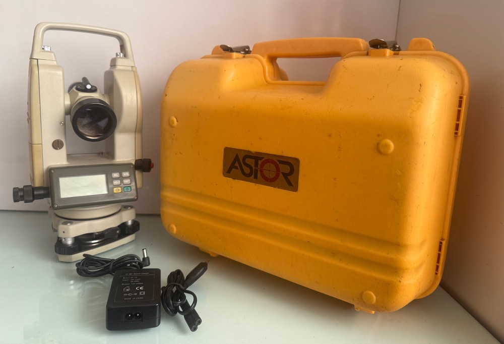 خرید تئودولیت دیجیتال آستور مدل  EDT 20 L با متعلقات جانبی