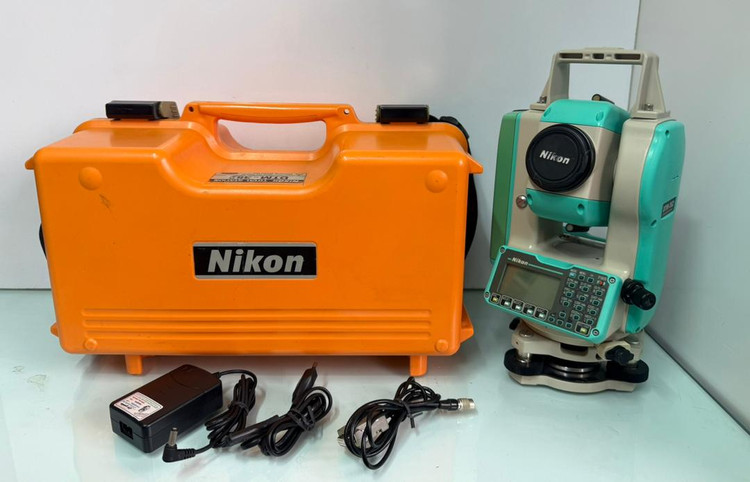 توتال استیشن نیکون DTM 352 دقت 5 ثانیه با جعبه ی حمل سخت