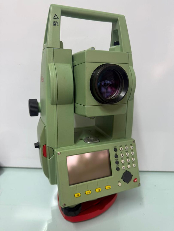 توتال استیشن لایکا TC 805 دقت 5 ثانیه بسیار تمیز