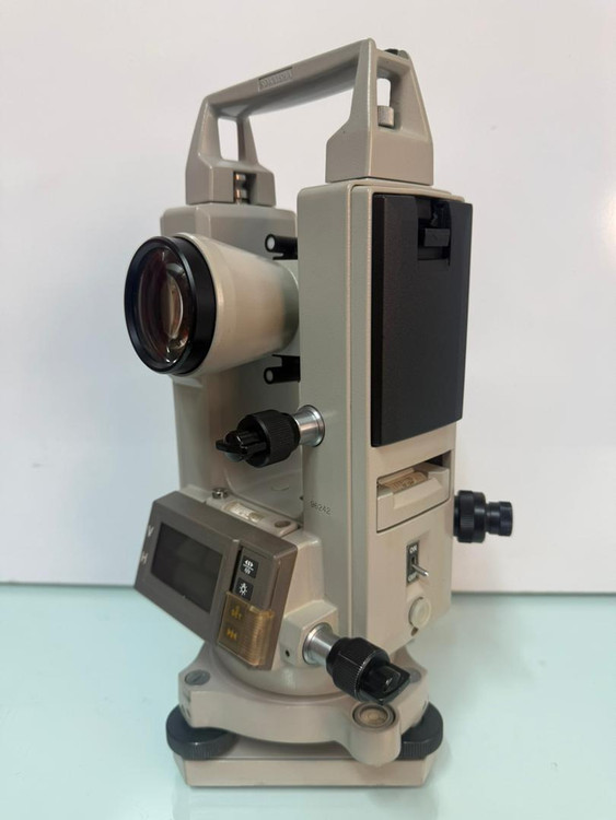 خرید دوربین تئودولیت سوکیشا مدل DT5 S یک طرف کیبرد باتری سالم