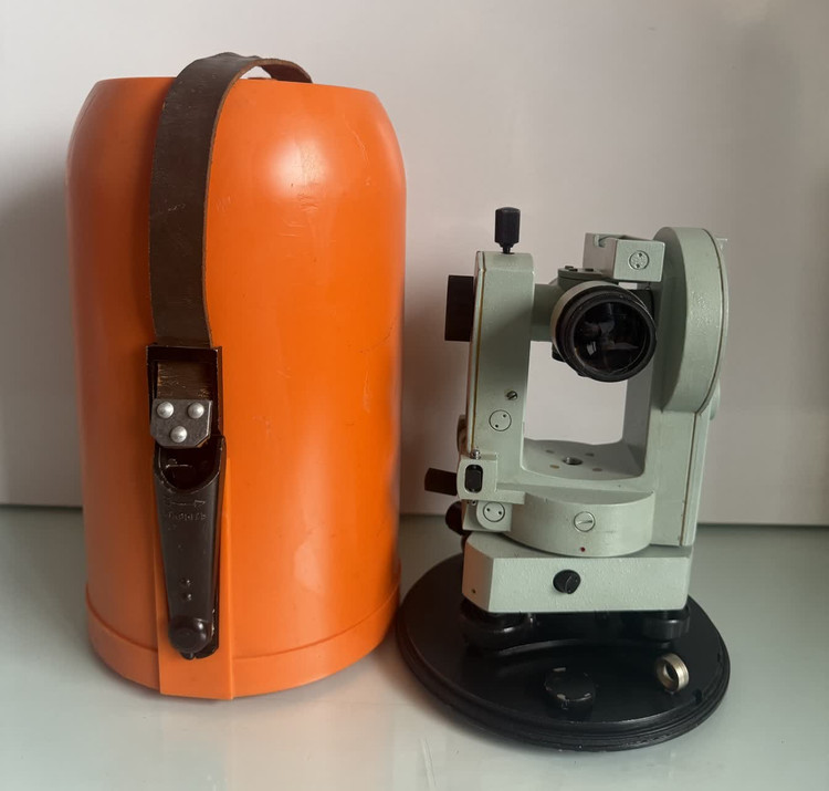 خرید تئودولیت مکانیکی روسی 2T30N کارکرده با جعبه ی حمل