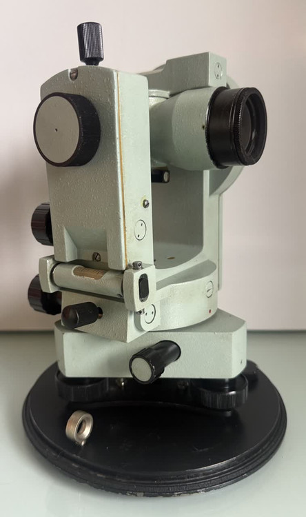 خرید تئودولیت مکانیکی روسی 2T30N کارکرده با تصویر مستقیم